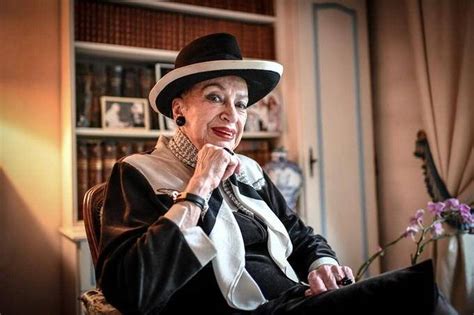 Chapeau, tailleur noir et blanc Pourquoi Geneviève de 